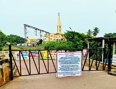 சீரமைப்புப் பணிக்காக மூடப்பட்டுள்ள கும்மிடிப்பூண்டி ரயில்வே சுரங்கப் பாதை.