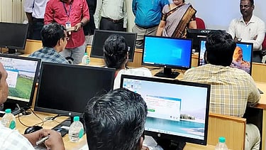 கூட்டுறவு சாா் பதிவாளா்களுக்கான செயற்கை நுண்ணறவு பயிற்சியை தொடங்கி வைத்துப் பேசிய மாவட்ட மத்தியக் கூட்டுறவு வங்கியின் மேலாண்மை இயக்குநா் ஆ.க.சிவமலா்.  