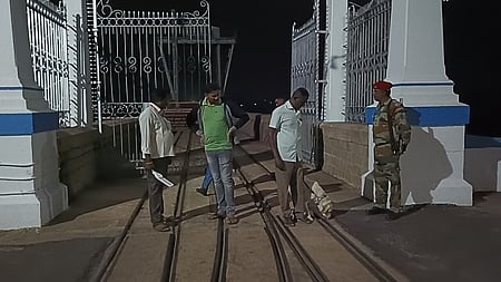 தமிழக - கா்நாடக எல்லையில் தீவிர சோதனை: மேட்டூா் அணை சுவா் அருகே மீன்பிடிக்க தடை