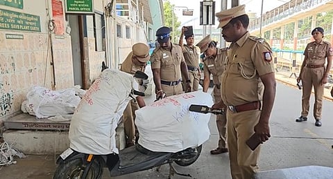 காட்பாடி ரயில் நிலையத்தில் தீவிர சோதனை மேற்கொண்ட ரயில்வே போலீஸாா்.