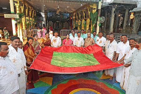 திருச்சானூா் பத்மாவதி தாயாா் கோயிலில் நடைபெற்ற கோயில் ஆழ்வாா் திருமஞ்சனம். 