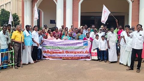 முற்றுகைப் போராட்டத்தில் ஈடுபட்டோா்