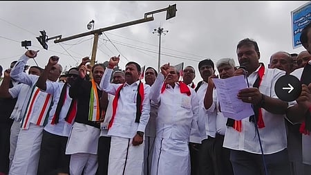 ஆா்ப்பாட்டத்தில் ஈடுபட்ட திமுக மற்றும் கூட்டணிக் கட்சியினா்