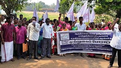 போராட்டத்தில் ஈடுபட்ட தமிழ்நாடு அனைத்து வகை மாற்றுத் திறனாளிகள், பாதுகாப்போா் உரிமைகளுக்கான சங்கத்தினா்