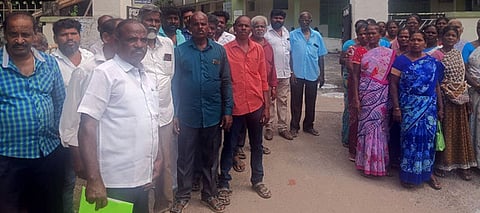  சேத்துப்பட்டு வட்டாட்சியா் அலுவலகத்தில் தெள்ளூா் வீட்டுமனைகளை  ஆதிதிராவிடா்  நத்தமாக மாற்றம் செய்ய கோரிக்கை மனு கொடுத்த ஆதிதிராவிட சமுதாய மக்கள். 