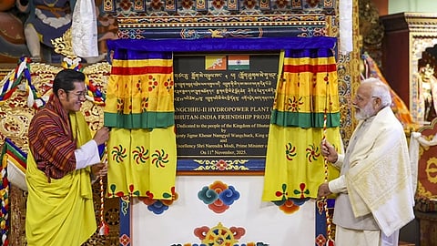 நீர் மின் நிலையத்தை திறந்து வைக்கும் பிரதமர் நரேந்திர மோடி 