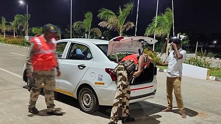 திருச்சி பன்னாட்டு விமான நிலையத்தில் வாகனத்தை சோதனையிட்ட மத்திய தொழிலகப் பாதுகாப்புப் படையினா்