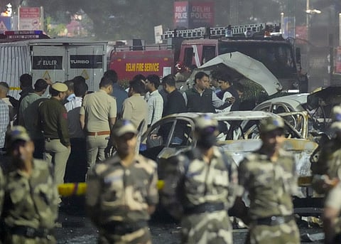 தில்லி செங்கோட்டை அருகே திங்கள்கிழமை காா் குண்டுவெடிப்பு நடைபெற்ற இடத்தில் பாதுகாப்புப் பணியில் ஈடுபட்ட துணைராணுவப் படையினா்.