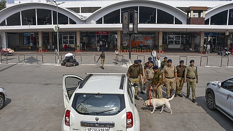 கார் வெடிப்பு சம்பவத்தைத் தொடர்ந்து கண்காணிப்புப் பணியில் காவல் துறையினர்