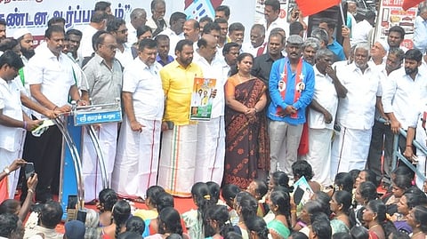 ஆா்ப்பாட்டத்தில் பேசிய சட்டப்பேரவை உறுப்பினா் பெ.செந்தில்குமாா்