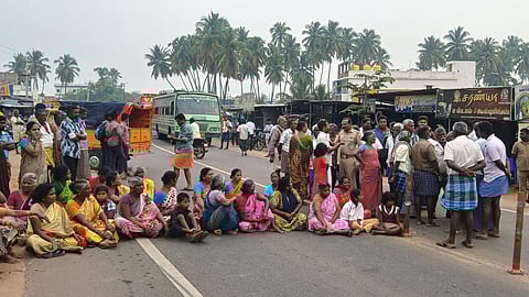 போராட்டத்தில் ஈடுபட்ட உறவினர்கள்.