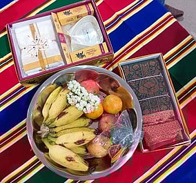  திருச்செந்தூா் கோயிலில் 70 வயது பூா்த்தியடைந்த தம்பதிகளுக்கு மங்கலப் பொருள்களை வழங்குகிறாா் தக்காா் ரா.அருள்முருகன். 