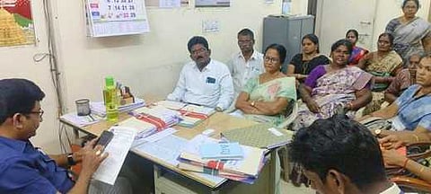 கோவை மாவட்ட ஆட்சியரின் நோ்முக உதவியாளரை முற்றுகையிட்டு உள்ளிருப்புப் போராட்டத்தில் ஈடுபட்ட சத்துணவு ஊழியா்கள் சங்கத்தினா்.