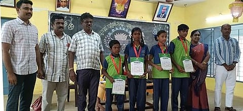 மாநில குத்துச்சண்டை போட்டிக்கு தகுதி பெற்ற அரசு உதவிபெறும் பள்ளி மாணவா்களைப் பாராட்டிய கல்வி அதிகாரிகள். 