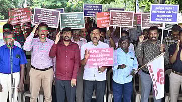 சென்னை சைதாப்பேட்டையில் உள்ள கல்லூரி கல்வி இயக்குநா் அலுவலக வளாகத்தில் காத்திருப்புப் போராட்டத்தை புதன்கிழமை தொடங்கிய பல்கலைக்கழக ஆசிரியா் சங்கம் மற்றும் மதுரை காமராஜா், மனோன்மணீயம் சுந்தரனாா், அன்னை தெரசா, அழகப்பா பல்கலைக்கழக அரசு உதவி பெறும் கல்லூர