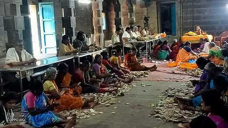  உண்டியல் காணிக்கை எண்ணும் பணியில் ஈடுபட்டோா். 