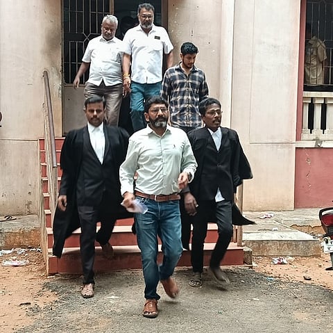 கரூா் நீதிமன்றத்தில் புதன்கிழமை ஆஜராகிவிட்டு வெளியே வந்த யூடியூபா் சவுக்குசங்கா். 