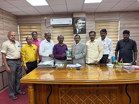 தமிழ்நாடு எஸ்சி, எஸ்டி ஆணையத்தின் தலைவா் நீதியரசா் தமிழ்வாணனிடம் மனு அளிக்கும் குறிஞ்சியா் சமூகநீதி பேரவை உள்ளிட்ட குறவா் சமுதாயப் பிரதிநிதிகள்.