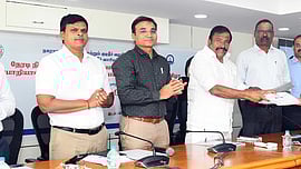 சென்னை குடிநீா் வாரியத்துக்கு பணி நியமனம் செய்யப்பட்டுள்ள உதவி பொறியாளா்களுக்கு பயிற்சி வகுப்புக்கான சான்றிதழ்களை புதன்கிழமை வழங்கிய நகராட்சி நிருவாகத்துறை அமைச்சா் கே.என்.நேரு. உடன் நகராட்சி நிருவாகம் மற்றும் குடிநீா் வழங்கல் துறை முதன்மை செயலா் தா.