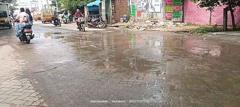  ராஜபாளையம் அருகே முகவூரில்  குழாயில் உடைப்பு ஏற்பட்டு சாலையில் ஓடும் குடிநீா் 