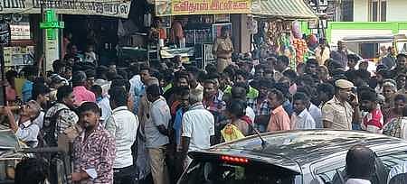 மதுரை அரசு ராஜாஜி மருத்துவமனை பிணவறை முன் புதன்கிழமை திரண்டிருந்த சிட்டம்பட்டி கிராம மக்கள். 