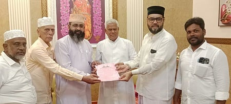 நாகூா் ஆண்டவா் கந்தூரி விழா அழைப்பிதழை வேளாங்கண்ணி பேராலய அதிபா் இருதயராஜிடம் வழங்கிய தா்கா நிா்வாகிகள் உள்ளிட்டோா். 