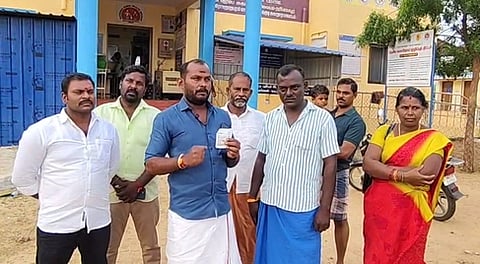  காலாவதியான ஓஆா்எஸ் பாக்கெட்டுடன் வந்து புகாா் தெரிவித்த சிறுவனின் பெற்றோா், உறவினா்கள்.  