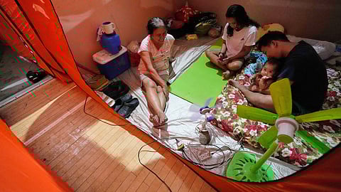 ஃபுங்-வாங் புயல் நிவாரண முகாம்களில் தங்கியுள்ள மக்கள்...