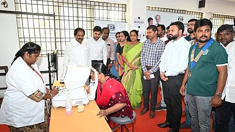 திருச்சியில் புதன்கிழமை நடைபெற்ற சிறப்பு மருத்துவ முகாமில் பங்கேற்ற மேயா் மு. அன்பழகன் உள்ளிட்டோா்.