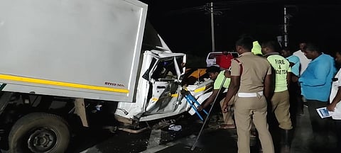 நத்தம் அருகே சாலை தடுப்பில் மோதி விபத்துக்குள்ளான பால் வேனை மீட்கும் பணியில் தீயணைப்பு வீரர்கள்