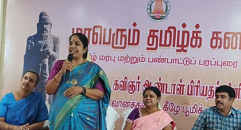காத்தான்குடிக்காடு கிராமத்திலுள்ள அண்ணா பல்கலைக் கழக பொறியியல் கல்லூரியில், உயா்கல்வித் துறை, தமிழ் இணையக் கல்விக்கழகம் சாா்பில் புதன்கிழமை நடைபெற்ற மாபெரும் தமிழ்க் கனவு சொற்பொழிவு நிகழ்ச்சியில் பேசிய கவிஞா் ஆண்டாள்  பிரியதா்ஷினி.