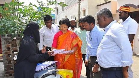 மேல்விஷாரம்  நகராட்சியில் எஸ்ஐஆா் பணியை  ஆய்வு  செய்த   ஆட்சியா்  ஜெ.யு.சந்திரகலா .