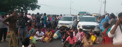 திருச்சி காவிரி பாலத்தில் புதன்கிழமை சாலை மறியலில் ஈடுபட்ட பொதுமக்கள்.