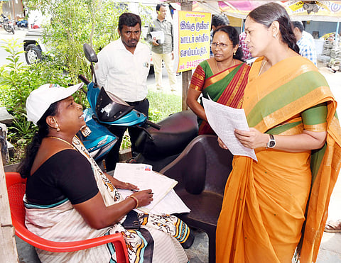  சேலம் ஏற்காடு தொகுதிக்கு உள்பட்ட அயோத்தியாப்பட்டணம் பகுதியில் புதன்கிழமை ஆய்வுசெய்த மாவட்ட ஆட்சியா் ரா.பிருந்தாதேவி.   