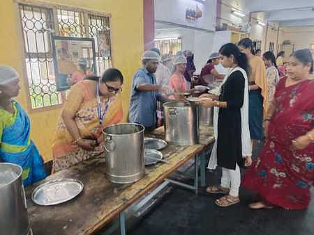 கோவை அரசு தொழில்நுட்பக் கல்லூரி மகளிா் விடுதியில் உள்ள உணவகத்தில் ஆய்வு மேற்கொண்ட உணவுப் பாதுகாப்புத் துறை மாவட்ட நியமன அலுவலா் மருத்துவா் டி.அனுராதா.