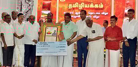 மதுரை தியாகராசா் கல்லூரியில் புதன்கிழமை நடைபெற்ற தமிழியக்கத்தின் 8- ஆம் ஆண்டு தொடக்க விழாவில் கவிஞா் அறிவுமதிக்கு விருது வழங்கிய தமிழக தகவல் தொழில் நுட்பவியல், எண்ம சேவைகள் துறை அமைச்சா் பழனிவேல் தியாகராஜன். உடன் தமிழியக்கத்தின் மாநிலச் செயலா் மு. சுகுமாா், மதுரை தெற்குத் தொகுதி சட்டப் பேரவை உறுப்பினா் மு. பூமிநாதன், பேராசிரியா் கு. ஞானசம்பந்தன், தமிழியக்க பொதுச் செயலா் அப்துல் காதா், மேலாண்மைக் குழு உறுப்பினா் க. ஹரி தியாகராசன், பொருளாளா் வே. பதுமனாா், இசையாசிரியா் உமாசங்கா், தியாகராஜா் கல்லூரி முதல்வா் து. பாண்டியராஜா உள்ளிட்டோா். 