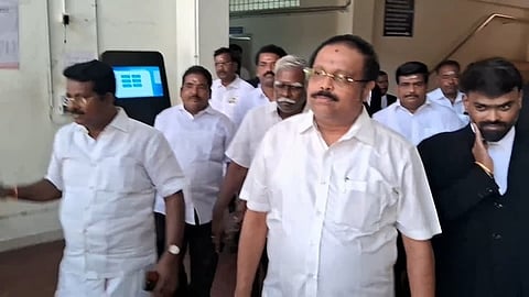 வேலூா் நீதின்றத்தில் ஆஜரான  டி.எம்.கதிா்ஆனந்த் எம்.பி.