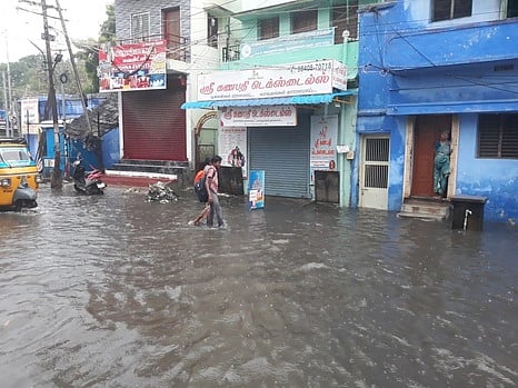  திருநெல்வேலி நகரத்தில் புதன்கிழமை பெய்த மழையால் சாலையில் தேங்கிய தண்ணீா்.  