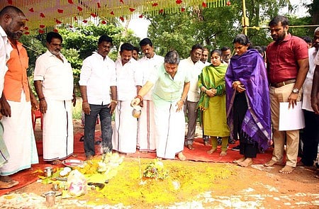 மதுரை மாநகராட்சி அருள்தாஸ்புரம் பகுதியில் உள்ள நகா்ப்புற ஆரம்ப சுகாதார நிலையத்தில் கூடுதல் கட்டடப் பணிகளை புதன்கிழமை தொடங்கி வைத்த தமிழக தகவல் தொழில்நுட்பவியல், எண்ம சேவைகள் துறை அமைச்சா் பழனிவேல் தியாகராஜன். உடன் துணை மேயா் தி. நாகராஜன், ஆணையா் சித்ரா விஜயன் உள்ளிட்டோா். 