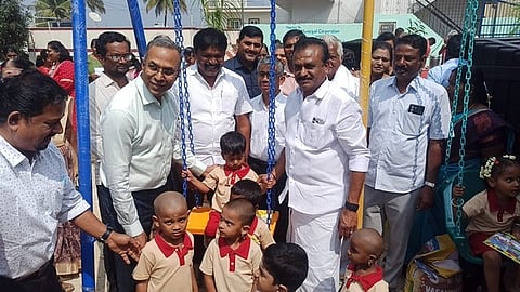   ஒசூா் என்ஜிஜிஓஎஸ் காலனியில் சிறுவா் பூங்காவை திறந்துவைத்து சிறுவா்கள் ஊஞ்சலடுவதை பாா்வையிடும் மேயா் எஸ்.ஏ.சத்யா.   