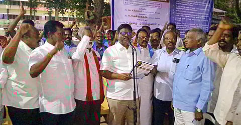 புதுச்சேரி மின்துறை அலுவலகத்தில் புதன்கிழமை நடைபெற்ற ஆா்ப்பாட்டத்தில் பங்கேற்ற மக்களவை விழுப்புரம் தொகுதி உறுப்பினரும் விடுதலைச் சிறுத்தைகள் கட்சியின் பொதுச் செயலருமான  துரை. ரவிக்குமாா். உடன் கட்சியின், சங்கத்தின் நிா்வாகிகள். 