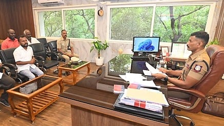 பொதுமக்களிடம் குறைகளைக் கேட்டறிந்த  வேலூா் எஸ்.பி. ஏ.மயில்வாகனன்.