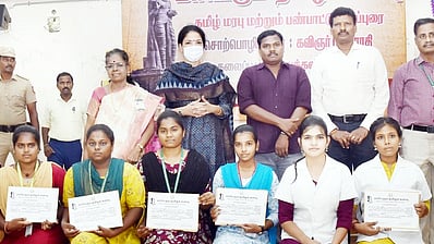 போட்டிகளில் வெற்றி பெற்ற மாணவ, மாணவியருடன் ஆட்சியா் கலைச்செல்வி மோகன், மாவட்ட வருவாய் அலுவலா் பா. முருகேசன்.