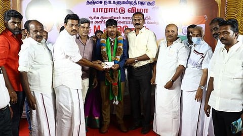 தஞ்சாவூரில் புதன்கிழமை மாலை நடைபெற்ற பாராட்டு விழாவில் அபினேஷை பாராட்டி பரிசு வழங்கிய மக்களவை உறுப்பினா் ச. முரசொலி. 