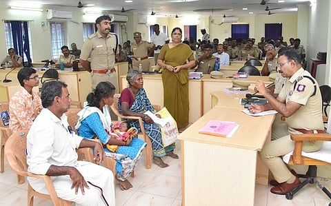  கடலூரில் காவல் துறை சாா்பில்  புதன்கிழமை நடைபெற்ற குறைதீா் முகாமில்   பொதுமக்களின் புகாா் மனு மீது நேரடி விசாரணை  நடத்திய எஸ்.பி.,  எஸ்.ஜெயக்குமாா். 