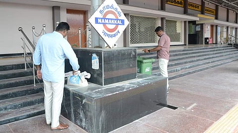  நாமக்கல் ரயில் நிலையத்தில் புதன்கிழமை சோதனை நடத்திய வெடிகுண்டு தடுப்புப் பிரிவு போலீஸாா். 