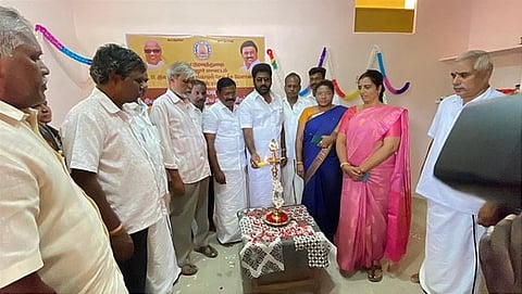 இலையூா் கிராமத்தில் புதிதாக கட்டப்பட்ட நியாய விலைக் கடையை புதன்கிழமை திறந்து வைத்து குத்துவிளக்கேற்றிய சட்டப் பேரவை உறுப்பினா் க.சொ.க.கண்ணன்.