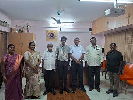    மாணவா் எஸ்.வருண்காா்த்திக்கை பாராட்டி கௌரவித்த பள்ளி கல்விக் குழு நிா்வாகிகள்.  