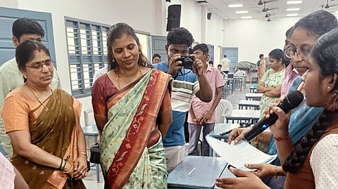 கண்காட்சியை ப் பாா்வையிட்ட   முதன்மைக்  கல்வி  அலுவலா்  நளினி.