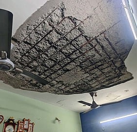 பெயா் சூட்டும் விழாவில் விபத்து
மேற்கூரை இடிந்து விழுந்ததில் குழந்தை உயிரிழப்பு: 10-க்கும் மேற்பட்டோா் காயம்